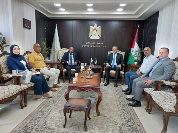 الوزير عساف يستقبل رئيس هيئة مقاومة الجدار والاستيطان