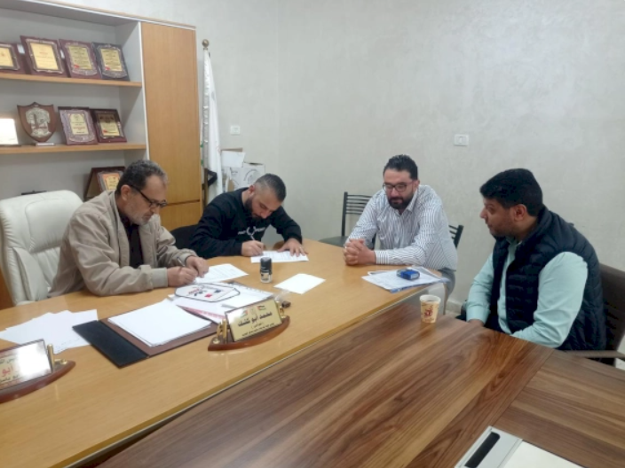 "شؤون اللاجئين" تباشر توزيع المنح الجامعية وإعادة تأهيل مركز صحي في المخيمات